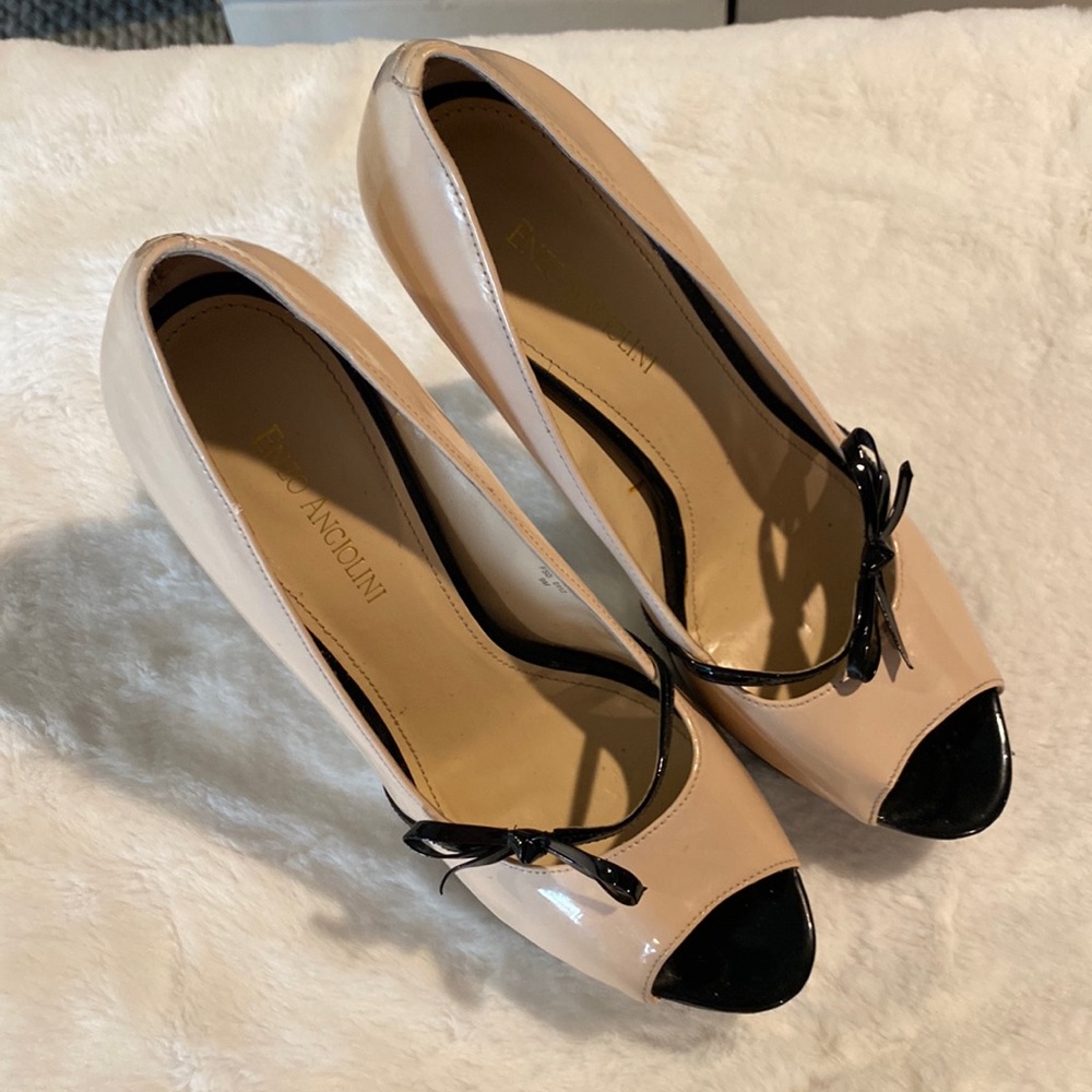 Cute heels with bow detail. Black and Tan.